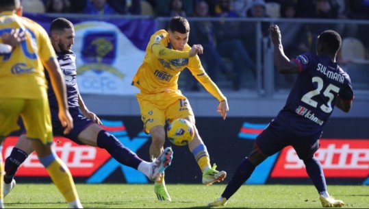 VIDEO/ Çuni dhe Ibrahimovic në stol, Frosinone përmbys 3-1 Cagliarin
