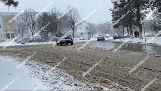 Reshjet e dëborës në qarkun Kukës, vijojnë të jenë të bllokuara disa rrugë në Has! Dhjetëra fshatra ende pa energji elektrike
