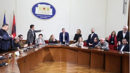 Mbledhja e kaluar u bllokua nga deputetët e Bardhit dhe Berishës, Komisioni i Reformës Zgjedhore mblidhet të premten për miratimin e planit të punës