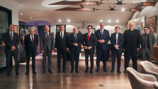 Rama publikon fotot para darkës së punës mes liderëve të BP dhe zyrtarëve të BE-së në Shkup, u bashkohet edhe Vuçiç