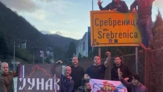FOTO/ Serbët mbajnë pankarta me mesazhe nacionaliste kundër Kosovës, ekspertja Woelk: Kjo është arsyeja pse krimet e luftës duhet të ndiqen rrënjësisht