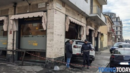 VIDEO/ Aksident i rëndë në Itali, makina futet brenda në kafene, plagosen 7 persona