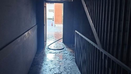 Tiranë, pallati përfshihet nga flakët në Kamëz, shuhet nga zjarrfikësit