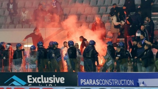 VIDEO/ Përleshje mes ultrasve në fushën e stadiumit, shtyhet derbi i Qipros! Policia s'garanton sigurinë