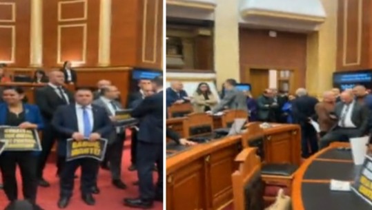 Deputetët e Bashës mbërrijnë në Kuvend, Rithemelimi heq dorë nga karriget pirg