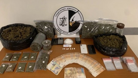 FOTO/ Mbanin marijuanë dhe kokainë, arrestohen dy shqiptarë në Greqi! Policia sekuestron mbi 9000 euro
