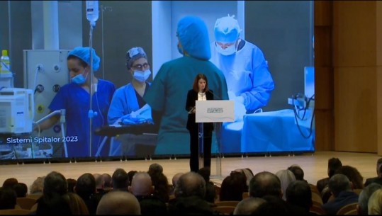 Ministrja Koçiu u dorëzon kartën e Autonomisë Menaxheriale QSUT-së dhe 4 spitaleve rajonale: Standarte më të larta për qytetarët, paga më të mira për mjekët