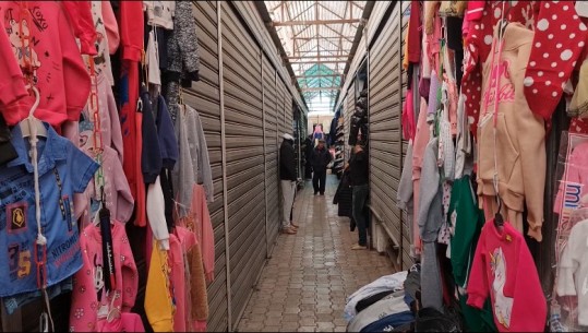Tregtarët e Durrësit ‘ulin qepenat’, s’ka blerës! Mbyllen 30 biznese në tregun industrial 
