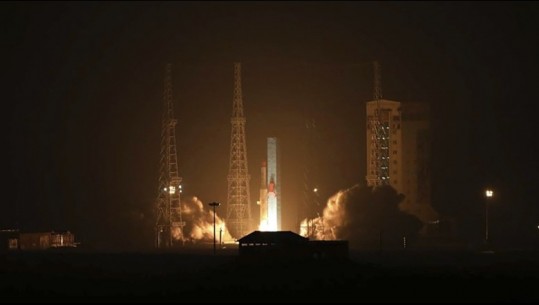 Irani njofton lëshimin e tre satelitëve me raketa në hapësirë