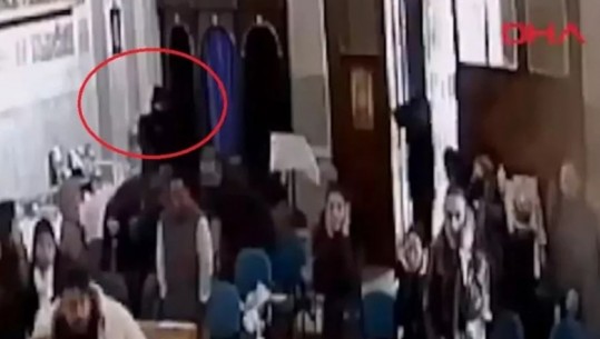 VIDEO/ Publikohet momenti kur autorët qëllojnë me armë brenda kishës në Turqi