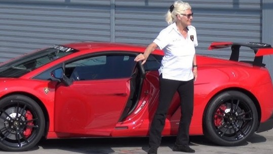 VIDEO/ E apasionuar pas shpejtësisë dhe makinave luksoze! Edhe pse në pension, 83-vjeçarja merr pjesë në gara, drejton një Lamborghini