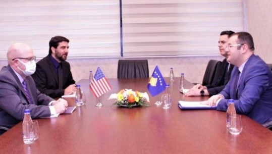 SHBA i kërkon Kosovës të shtyjë vendimin për dinarin, ambasadori amerikan takon guvernatorin e Bankës