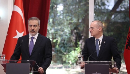 Ministri i Jashtëm turk në Tiranë: Takim edhe me Ramën, do thellojmë bashkëpunimin mes dy vendeve