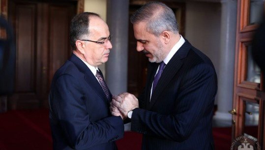 Presidenti Begaj pret ministrin e Jashtëm të Turqisë: Marrëdhëniet shqiptaro-turke janë të një rëndësie strategjike