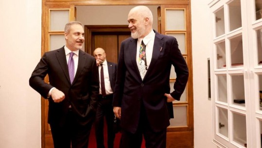 Rama ndan fotot me ministrin e Jashtëm turk: Takim mbresëlënës me mikun e çmuar