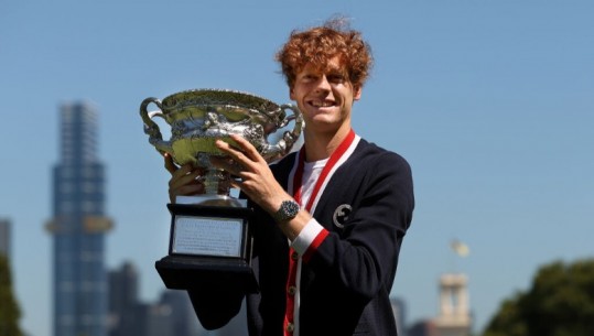 Triumfoi në 'Australian Open', Jannik Sinner injoron Djokovic: Respekt, por shembulli im është Federer