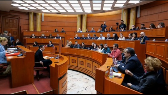 Pas Kuvendit, opozita kaos edhe në ‘parlamentët vendorë’! PS miraton e vetme ndihmën ekonomike për familjet në nevojë në bashkinë e Tiranës