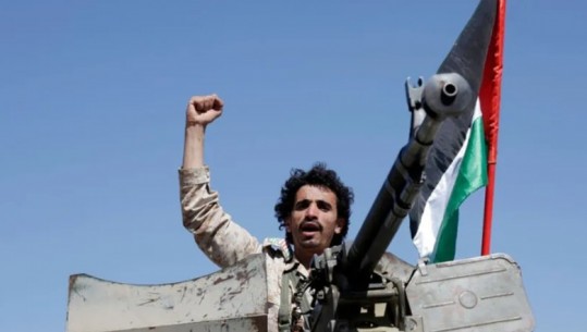 Houthit goditën një anije tregtare me destinacion Iranin