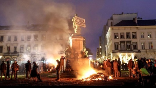 Fermerët evropiane vazhdojnë protestat, 1000 traktorë në Bruksel bllokojnë rrugët e qytetit