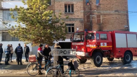 Zjarr në një apartament në Korçë, asfiksohet 64-vjeçarja! Dërgohet me urgjencë në spital, evakuohen banorët (VIDEO)