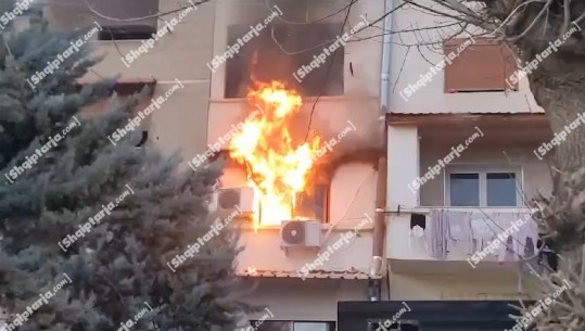 VIDEO/ Përfshihet në flakë apartamenti në Elbasan, shkak ngrohësja! Pronari lëndohet duke shuar zjarrin