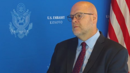 Ambasadori amerikan: Qeveria e Kosovës me veprimet e fundit po nxit tensione etnike të cilat kufizojnë mbështetjen e SHBA