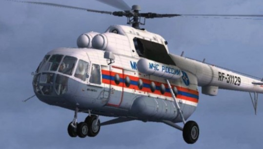 VIDEO/ Rrëzohet në liqen helikopteri i ministrisë së Emergjencave ruse me 3 persona në bord