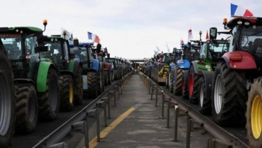 250 traktorë nisen drejt Romës! Për të parën herë në histori, fermerët bashkë nën flamurin italian