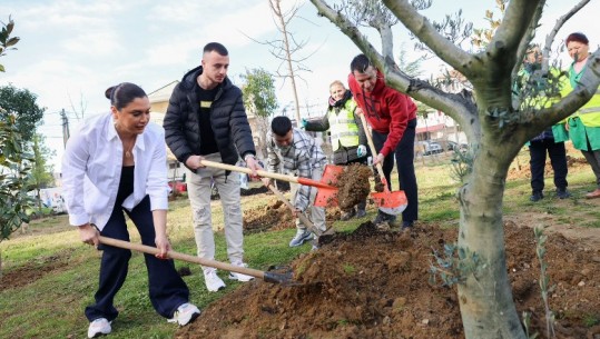 Mbillen pemë pranë shkollës 'Sevasti Qirjazi', Veliaj: Park i vogël për komunitetin e zonës! Nismës i bashkohet edhe Çiljeta Xhilaga