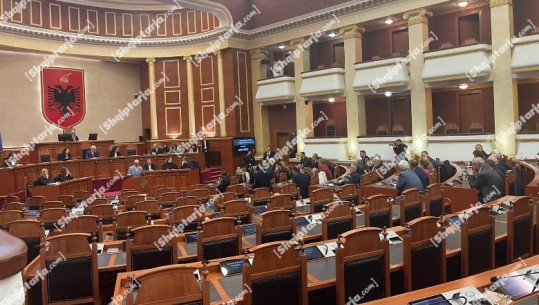 Të përjashtuarit bllokuan derën e Kuvendit, pjesa më e madhe e deputetëve të opozitës mbeten jashtë