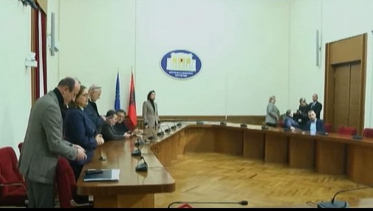 Deputetët e grupit Bardhi-Berisha bllokuan sallën e mbledhjes, komisioni i Reformës Zgjedhore kalon ‘online’