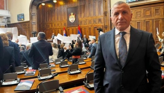 Shaip Kamberi në Kuvendin e Serbisë: Pozita dhe opozita në Beograd akuzojnë njëra-tjetrën për bashkëpunim me Kurtin