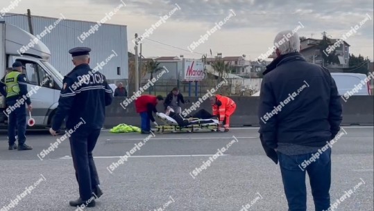 Tentoi të kalonte trafik-ndarësen në rrugën Tiranë-Durrës, makina përplas të moshuarin! Transportohet në spital në gjendje të rëndë (VIDEO)