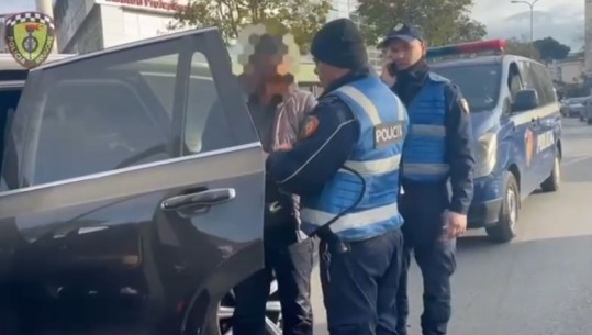 Tiranë, u kap duke përdorur telefonin teksa drejtonte makinën, shofer tenton të korruptojë policin për të mos marrë gjobë (VIDEO)