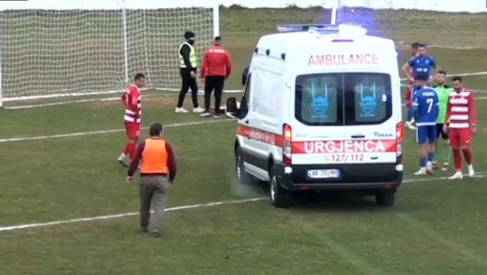 VIDEO/ Panik në Kategorinë e Parë, futbollisti dërgohet me urgjencë në spital pas përplasjes
