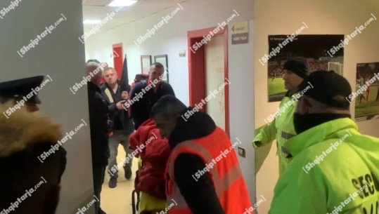 VIDEO/ Dy futbollistët e Skënderbeut dhe Kukësit probleme shëndetësore, transportohen në spitalin e Korçës