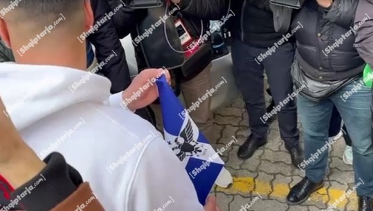 VIDEO/ Aktivisti tentoi të djegë flamurin e Vorio-Epirit në sy të Vangjel Dules, shoqërohet në polici 