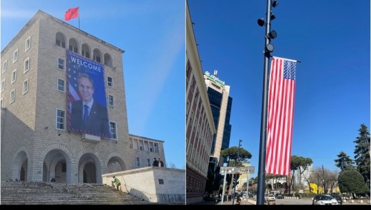 VIDEO/ Vizita e Blinken, një banderolë gjigande shpaloset për ta mirëpritur! Tirana 'vishet' me ngjyrat e flamurit amerikan