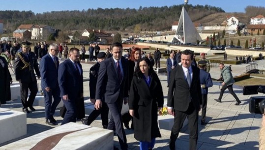 16-vjetori i Pavarësisë së Kosovës, krerët e shtetit homazhe te ‘Adem Jashari’
