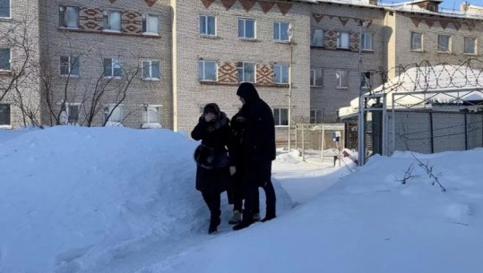 Nëna e Navalny-t viziton burgun ku vdiq i biri 