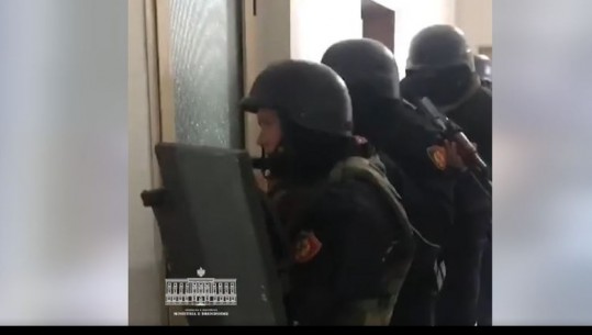 VIDEO/ Pamjet e operacionit 'Trekëndëshi' në Vlorë që çoi në pranga 1 nga 3 bashkëpunëtorët e atentatit ndaj Inez Hajrulla