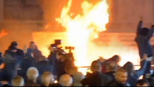 VIDEO/ Përshkallëzon protesta e Rithemelimit, hidhet molotov në shkallët e kryeministrisë! Militantët tentojnë të thyejnë kordonin e policisë