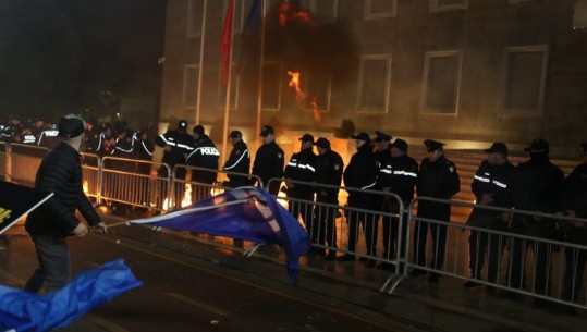 Molotov e gurë drejt policëve dhe kryeministrisë, shoqërohen në polici pesë militantë të Berishës