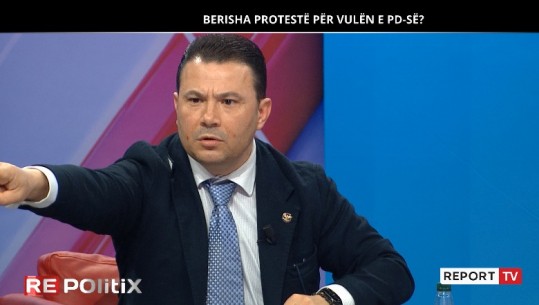 ‘Do ta bëjë tokë të djegur opozitën’, Galdini për protestën e Rithemelimit: Sot Berisha u gjunjëzua para Fredi Belerit me pankartat pro tij