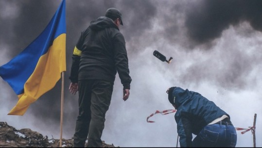 'Trupat mblidheshin me qese, qentë hanin kufomat!' Fotoreporterët dëshmojnë luftën në Ukrainë: Fotot tona, prova të krimeve