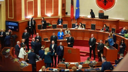 Kuvendi miraton me 77 vota marrëveshjen Itali - Shqipëri për emigrantët, mori dhe 3 votat e PDIU! Tërhiqet Amnistia penale