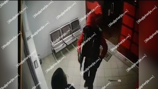 VIDEO/ Grabitet Exchange-i në Tiranë, Report Tv sjell pamje ekskluzive, autori i maskuar përleshet me klientin, e godet me pistoletë lodër
