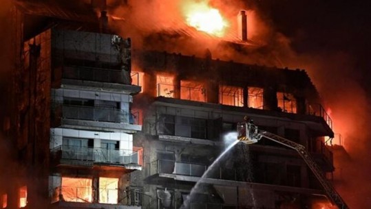 Spanjë/ Zjarri ‘gllabëron’ pallatin 14-katësh në Valencia! Shikoni videon 