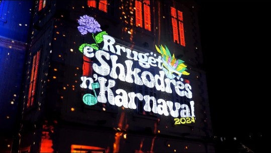 Karnavalet në Shkodër, qindra qytetarë shijojnë spektaklin e dritave në godinën e bashkisë (VIDEO)