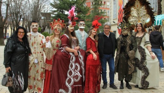 Shkodra nën magjinë e Karnavaleve, të rinjtë me maska veneciane dhe kostume shumëngyrëshe gjallërojnë rrugët e qytetit